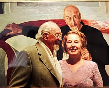 natalia kirillova y eberhard schlotter posando juntos con el retrato de schlotter pintado por natalia
