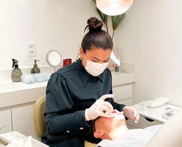 Dentista em Taguatinga fazendo um procedimento de restauração