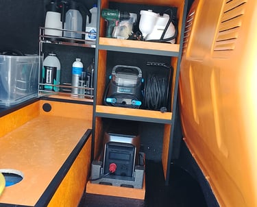 Estação de energia EcoFlow instalada na unidade móvel da KeepGloss para serviços de detailing ao domicílio.