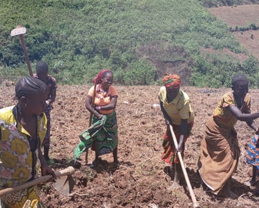 Les agricultrices travaillant la terre avec une houe chacune
