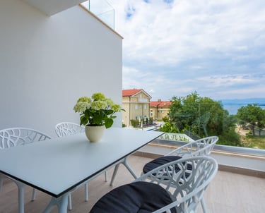 Private Terrasse mit Essbereich und Meerblick auf die Adria
