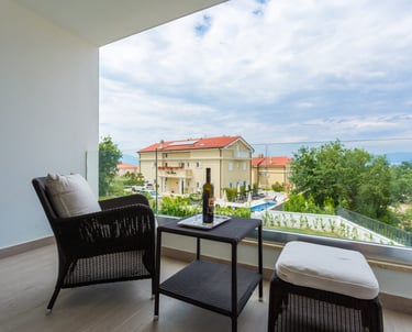 Terrasse mit Lounge-Möbeln und Blick auf Malinska
