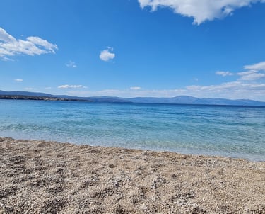 Kristallklares Adriatisches Meer und Kiesstrand bei Malinska