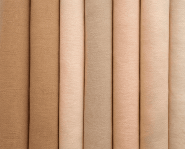 Telas de algodón enrolladas en diferentes tonos piel