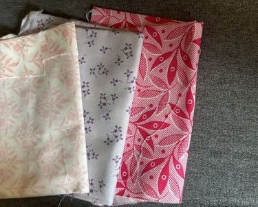 Tres piezas dobladas de tela de algodón con estampados florales y diseños variados