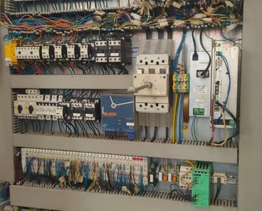 Berhasil maintenance panel dan perangkat hardware pabrik garmen