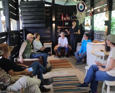 Grupo empresarial en Las Pesebreras de Espacio Raíz recibiendo taller corporativo cerca de Bogotá