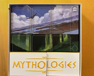 Boîte du jeu Mythologies rangée avec insert 3D pour faciliter le transport
