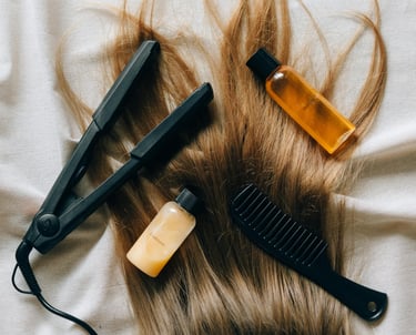 Plancha para el cabello, peine y botellas de shampoo tamaño de viaje sobre cabello.