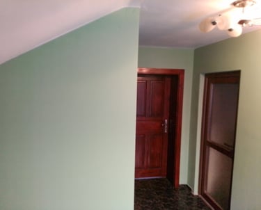 Прясно боядисан коридор и стълбище в Брацигово, демонстриращи интериорното боядисване на Hedgie