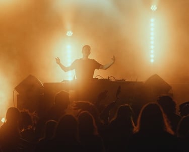 Riwall Harjay, DJ et producteur de musique électro inspiré de la tradition bretonne