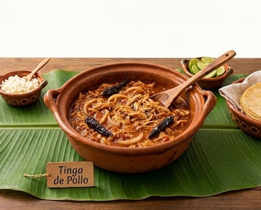 Auténtico guiso mexicano de tinga de pollo desmenuzado en olla de barro con tortillas de maíz y limó