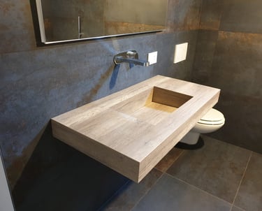 Effetto decorativo in resina cementizia per parete dietro lavandino