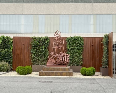 Scultura contemporanea geometrica in metallo con effetto ruggine