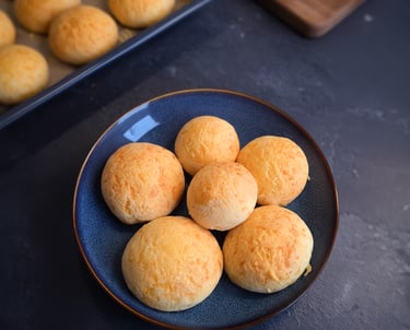 Panier de pains au fromage brésiliens dorés et croustillants, spécialité sans gluten au fromage