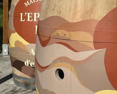 Tonneau en bois avec décors et typographie sur mesure pour une épicerie fine