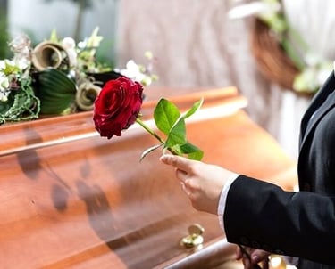 cerimónia fúnebre com homenagem de rosa vermelha junto ao caixão organizada por funerária em Sintra