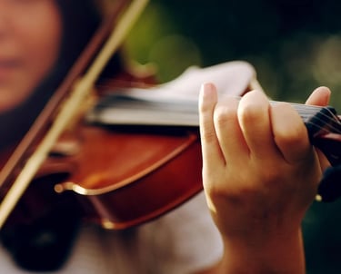 música com violino durante cerimónia fúnebre organizada pela Além Fúnebre funerária em Sintra