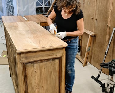 Stéphanie restaurant un meuble ancien dans son atelier du Périgord