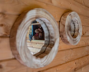 Coachinghut in de tuin waar Brainspotting sessies plaatsvinden in een rustige, veilige omgeving.