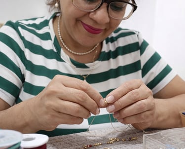 Mujer trabajando en pulseras tejidas con hilos