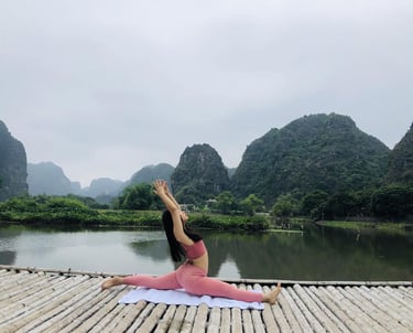 Session de yoga à Ninh Binh avec les montagnes karstique en arrière plan