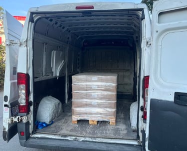 Preprava paletovaného tovaru – kartónové krabice zabezpečené vo vnútri sťahovacieho vozidla JustMove