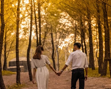 Pareja que reconecta paseando enamorados por un camino