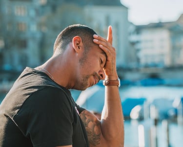 hombre con ansiedad que quiere ir a terapia para ansiedad