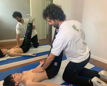 Fisioterapista esegue rieducazione posturale con metodo Mézières a Terni