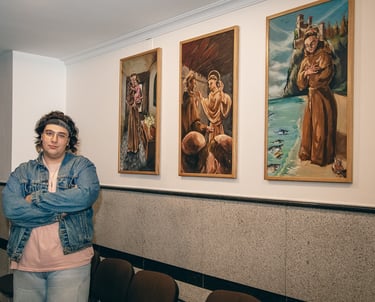 Artista Eider Iglesias con su obra instalada en una iglesia