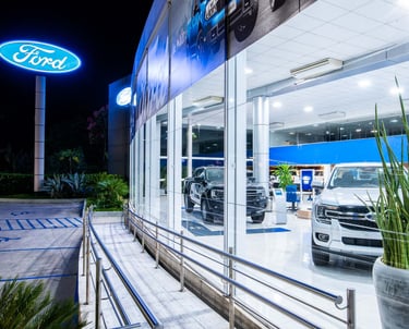 Fotografia de fachada da loja ford em niteroi. Foto por Frota