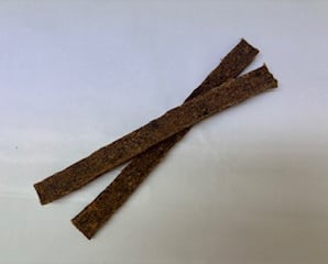 Zwei längliche Stück Rinderharder