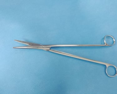 Tesoura Metzenbaum cirúrgica sobre tecido azul estéril, utilizada para dissecação de tecidos delicad