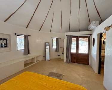 Vue intérieure d'une chambre classique du boutique hotel Maison Fimela dans le Sine Saloum