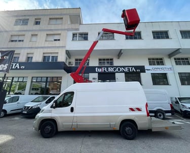 Furgoneta con cesta elevadora