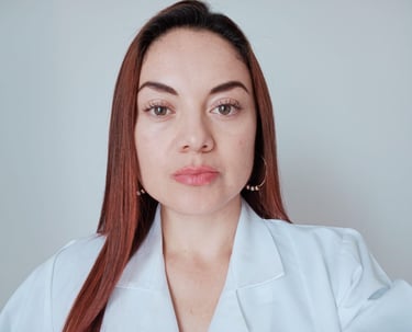 psicologa profesional sacandose una foto con ropa profesional