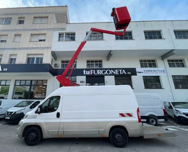 Furgoneta con cesta elevadora