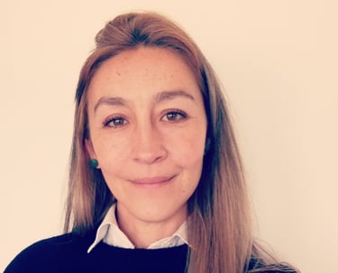 psicologa profesional sonriendo para una foto