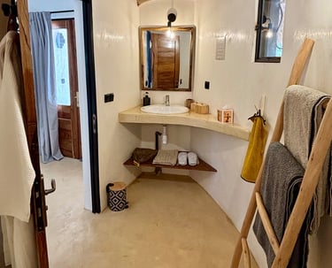 Vue de la salle de bain d'une chambre classique de l'hôtel de luxe, Maison Fimela, dans le Sine Saloum