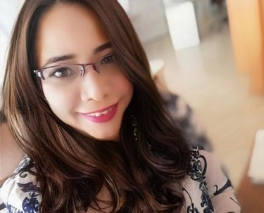 psicologa profesional sonriendo para una foto