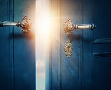 porte qui s'ouvre vers la lumière