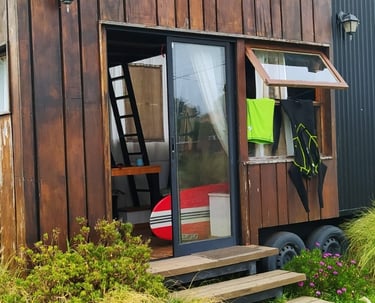 Ventilal del comedor que integra el interior de la tiny house con el parque y la naturaleza
