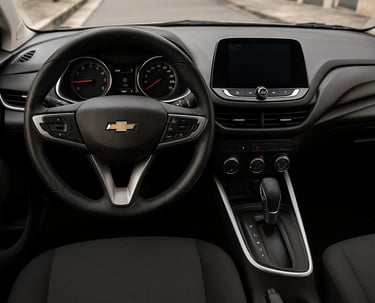 Interior de Chevrolet Onix 1.0 usado com volante multifuncional e painel central
