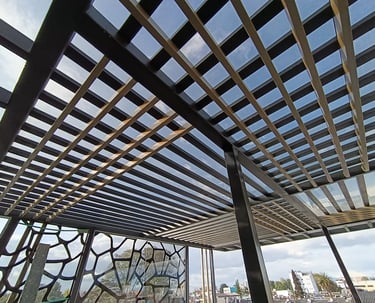 Estructura de metal y aluminio con columna de acero