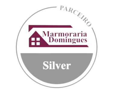 logotipo silver de parceiro do programa Domingues Connect da Marmoraria Domingues