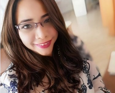 psicologa profesional sonriendo para una foto