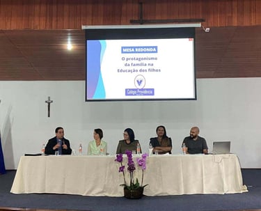 articipação de Elaine Rodrigues em mesa redonda no Colégio Providência em Mariana.