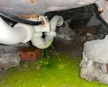 fuite sous une baignoire, localisée avec un traceur liquide fluo