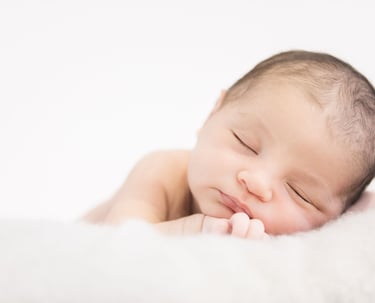 un bébé dort sur une couverture et une couverture